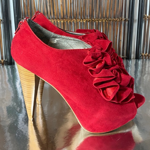 Qupid Shoes - Qupid Red Heels👠Faux Red Velvet👠Gently preloved!